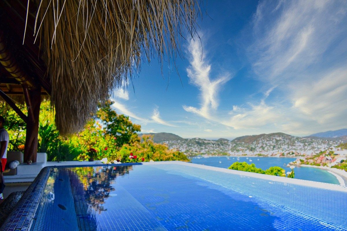 Casa con alberca privada y vista panorámica a Playa La Ropa, Cerro del Vigía, foto 1 de 12