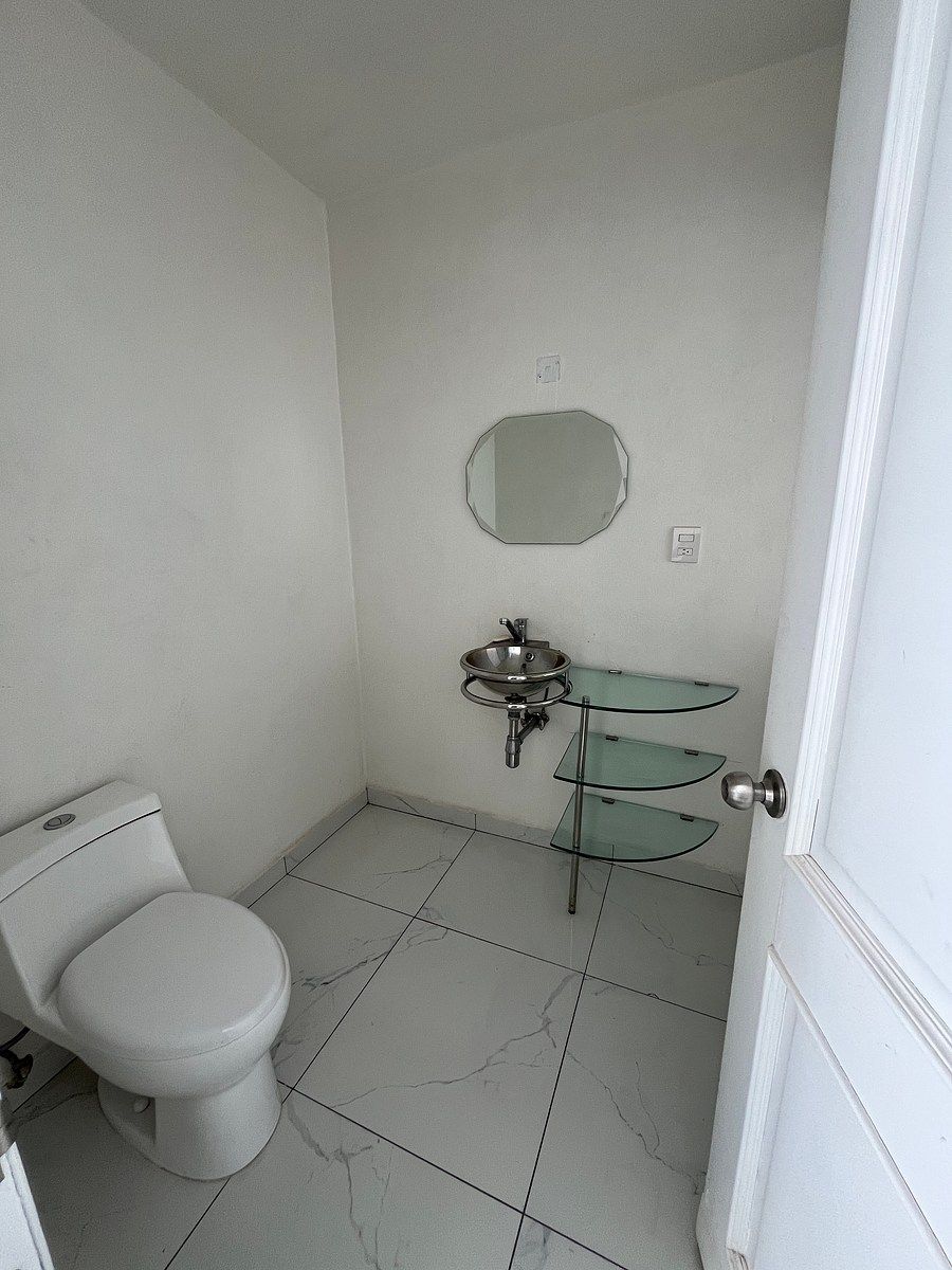 Medio baño vivitas, foto 6 de 22