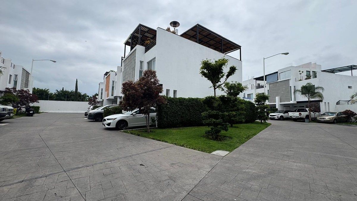 CASA INCRÍVEL COM JARDIM NO TELHADO DENTRO DE UM CONDOMÍNIO FECHADO, foto 1 de 25