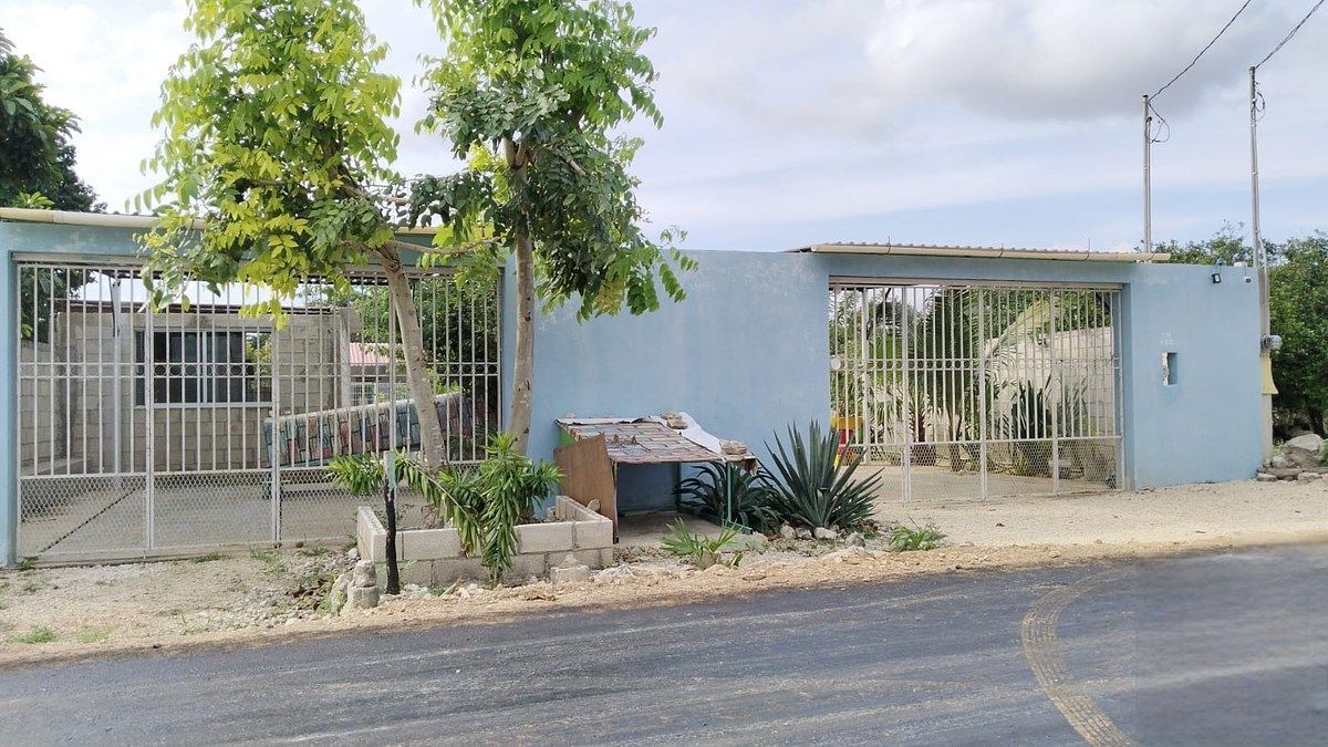 House with large land for sale in Ucú, photo 1 of 26
