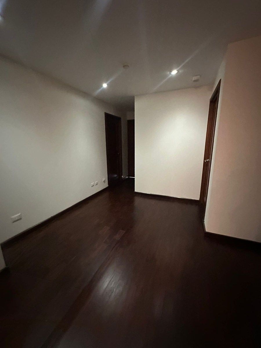Rento Apartamento Amplio semi amueblado zona 10 - Image 4