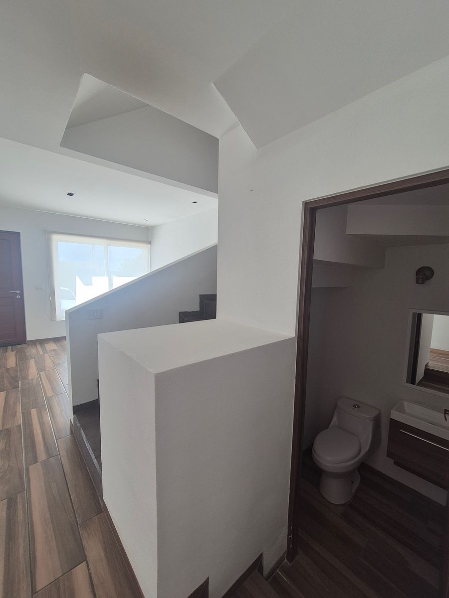 Medio baño de visitas, foto 9 de 18