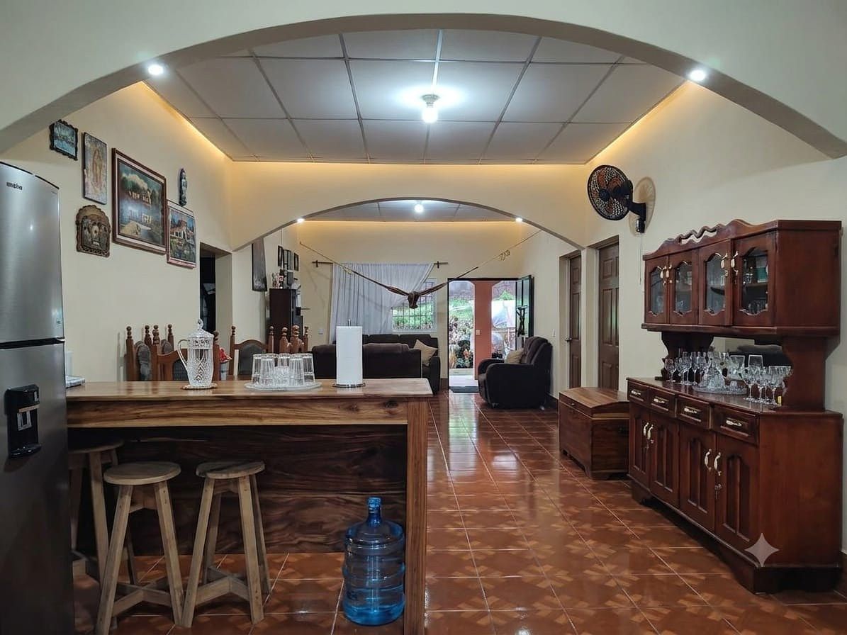 Morales Izabal | Casa en Venta con Dos Locales Comerciales - Image 2
