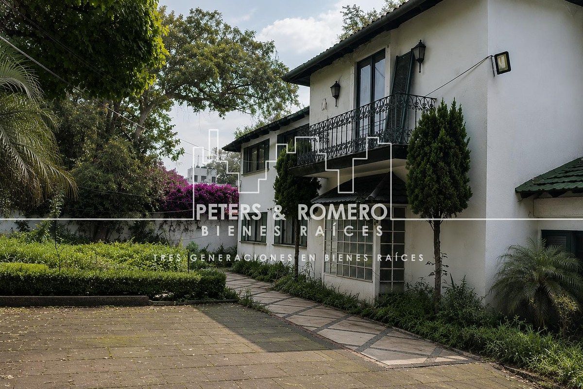 Casa como Terreno en Venta en Lomas de Chapultepec