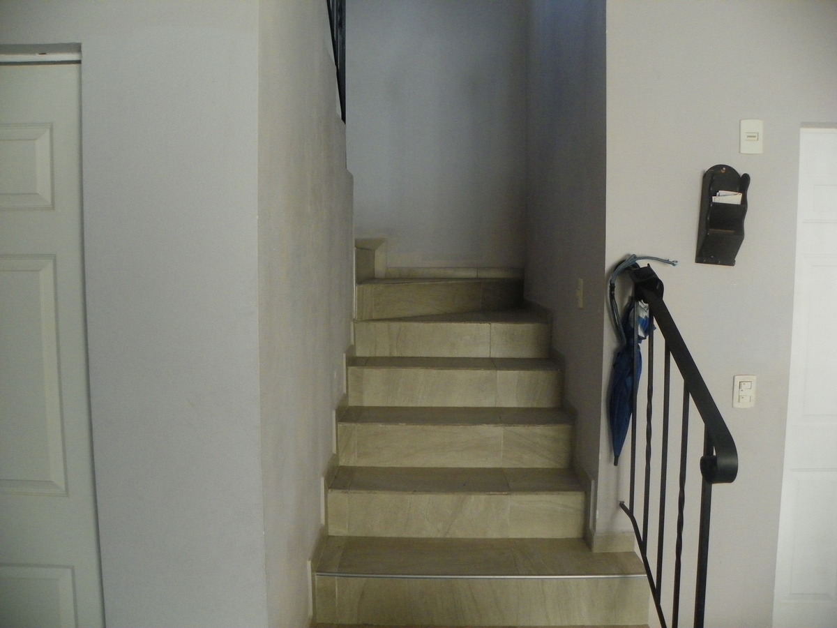 7 de 9: amplia escalera para el segundo piso