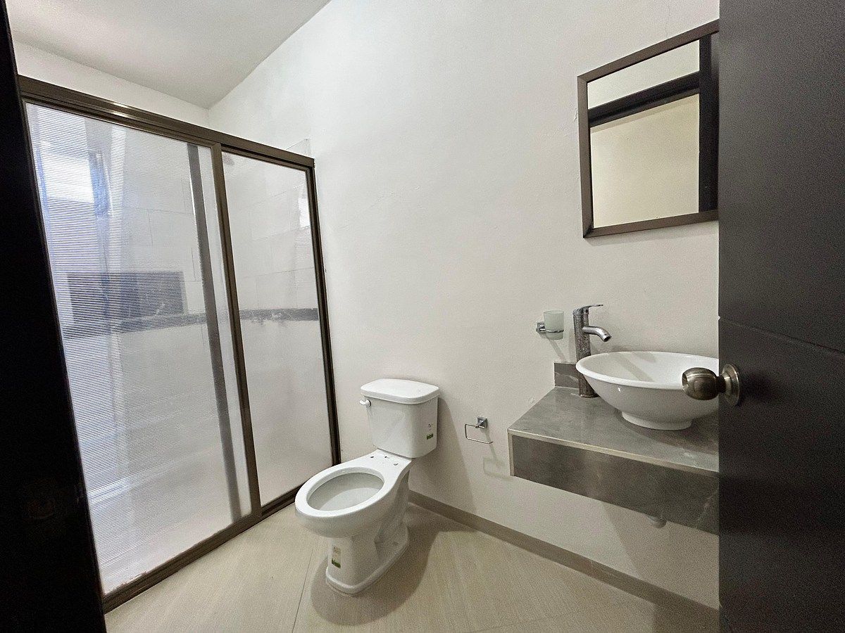 Baño completo compartido, foto 11 de 18