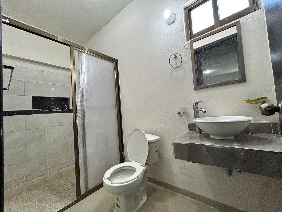 Baño completo de recámara principal, foto 17 de 18