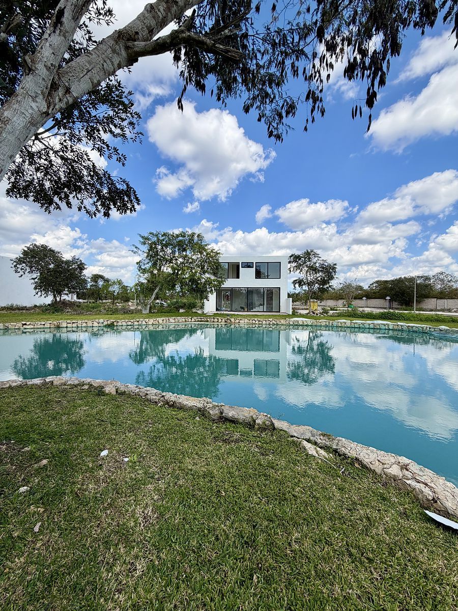 CASA FRENTE AO LAGO EM PRIVADA ALTOZANO, foto 1 de 13