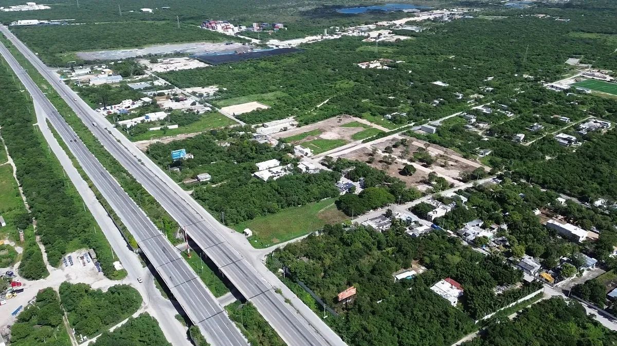 LAND ONE BLOCK FROM MERIDA-PROGRESO HIGHWAY, photo 1 of 8