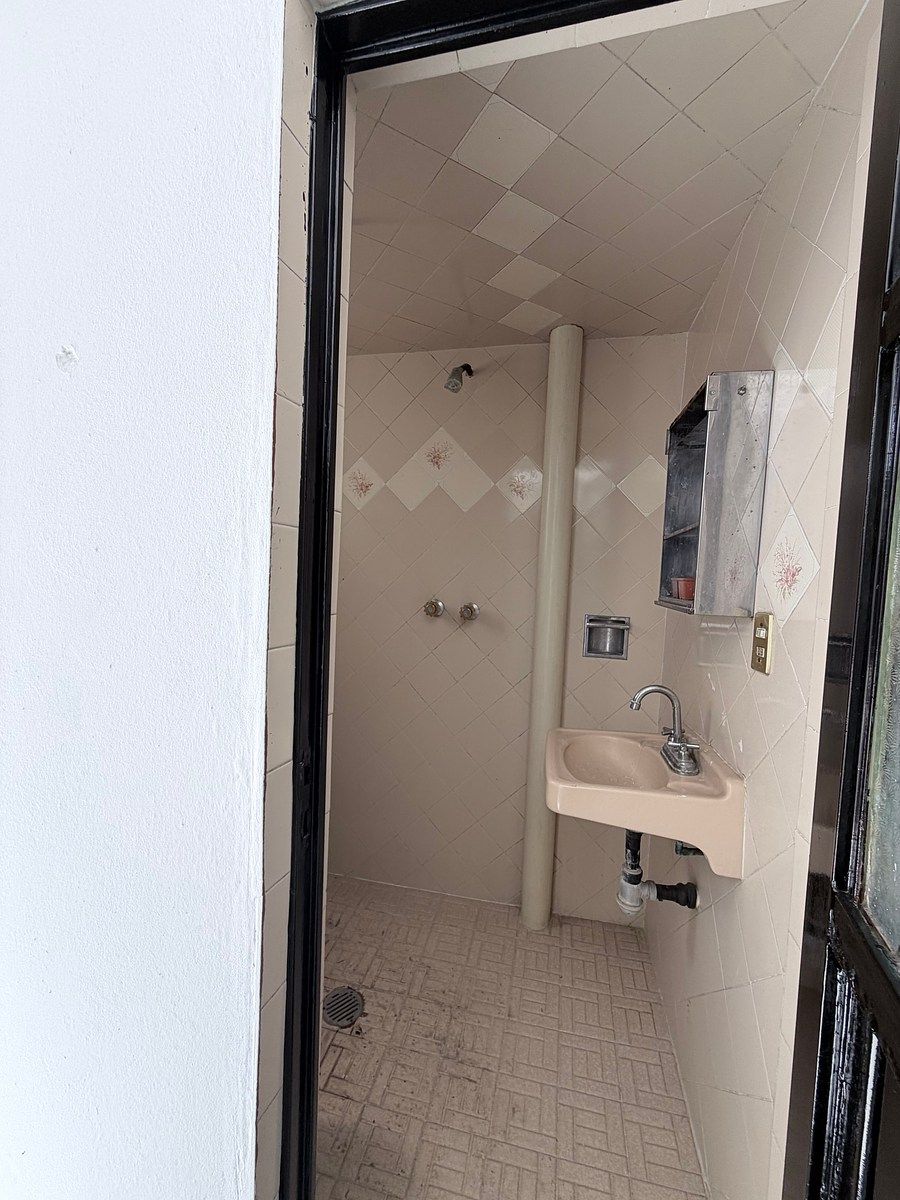 Baño planta baja, foto 16 de 21