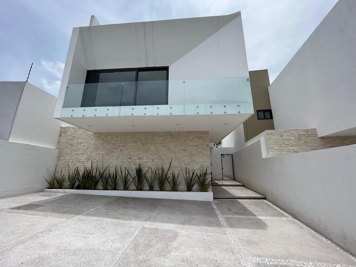 CASA À VENDA EM LOMAS DE JURIQUILLA, foto 1 de 34