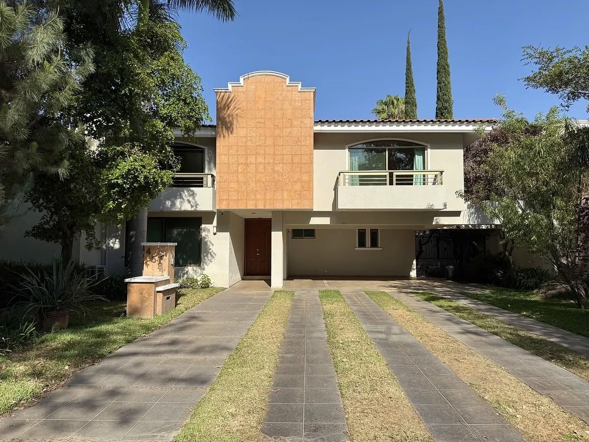 Casa en Renta en Valle Real | Amplios Espacios, Jardín y Terraza, foto 1 de 26