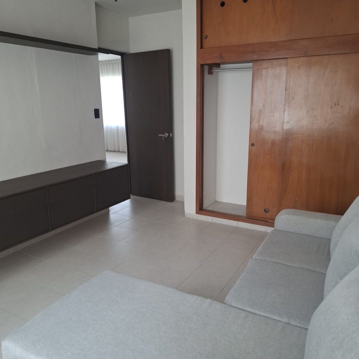 BONITO, MODERNO E AMPLO. IDEAL PARA CASAL OU PESSOA QUE VIVE SOZINHA, foto 1 de 13