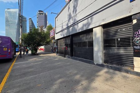 Commercial Local Condesa Av. Circuito Bicentenario Metro Chapultepec.