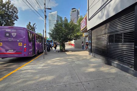 Commercial Local Condesa Av. Circuito Bicentenario Metro Chapultepec.