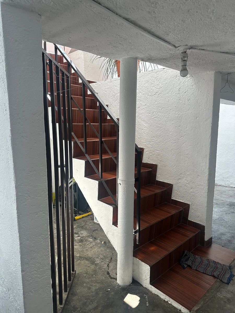 escaleras a los deptos, foto 2 de 8