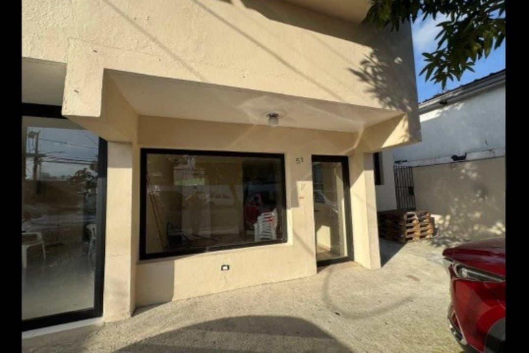 Exclusivo Local Comercial en ALQUILER en la Urb. Fernández, foto 1 de 10
