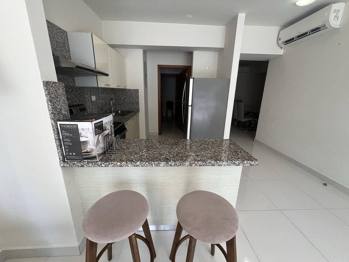 Cocina con desayunador integrado- comedor al fondo, foto 5 de 17