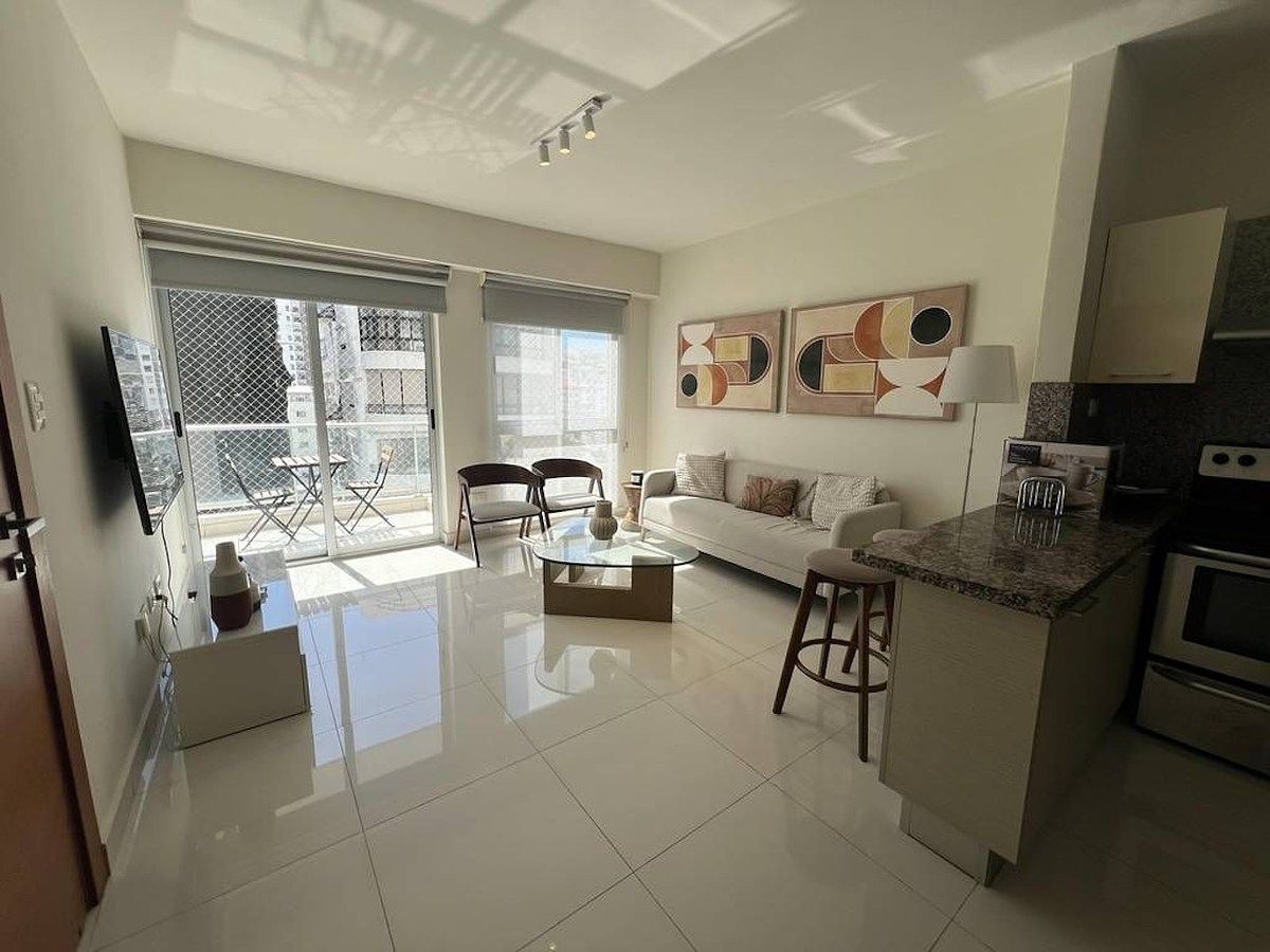 Sala- Balcón con vista despejada, foto 1 de 17