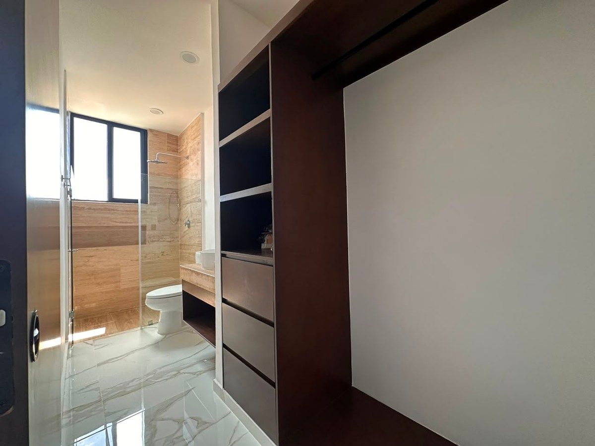 Closet vestidor con baño completo de la habitación, foto 4 de 16