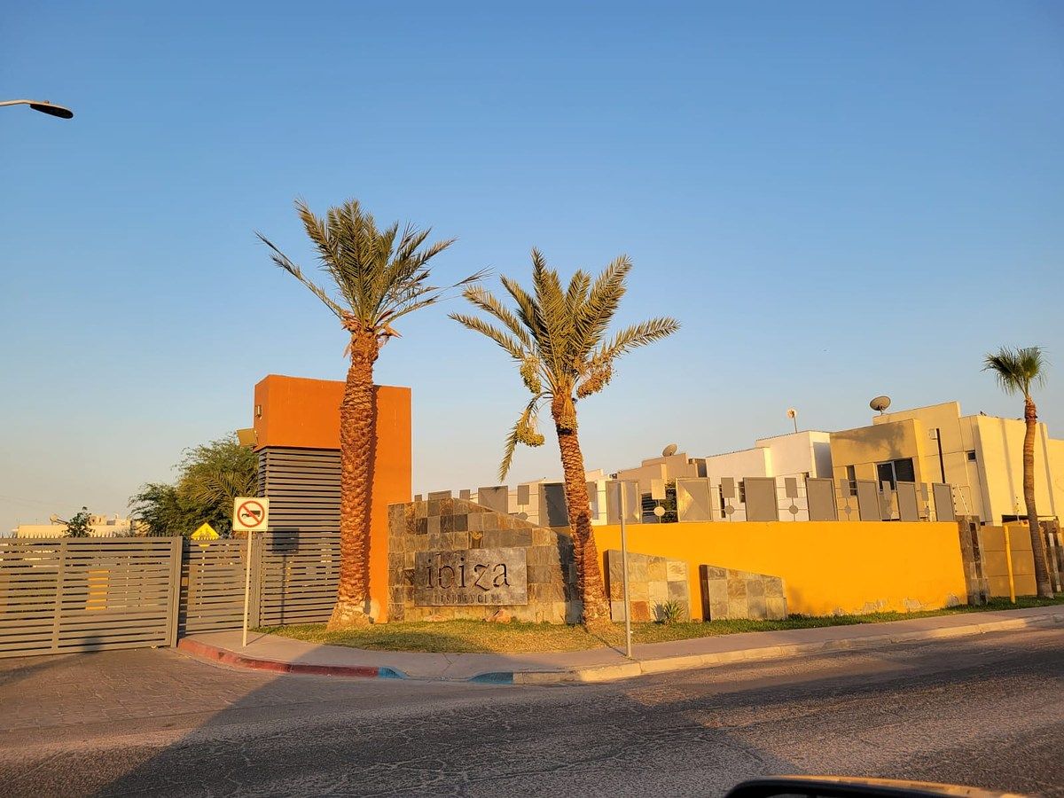SE RENTA BONITA CASA TOTALMENTE AMUEBLADA Y EQUIPADA  EN PRIVADA IBIZA, foto 1 de 27