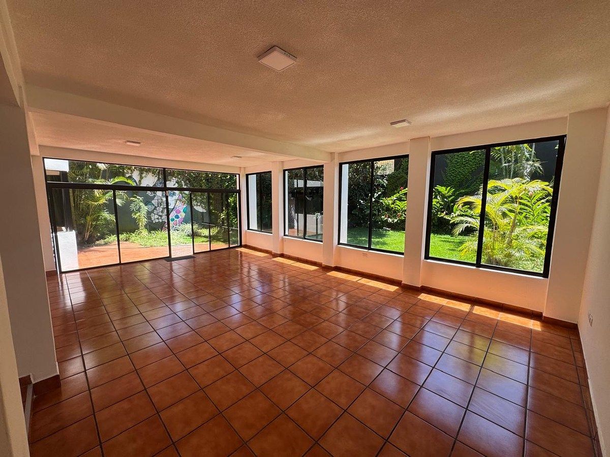 Casa en alquiler – Zona 14 | Sector La Villa - Image 1