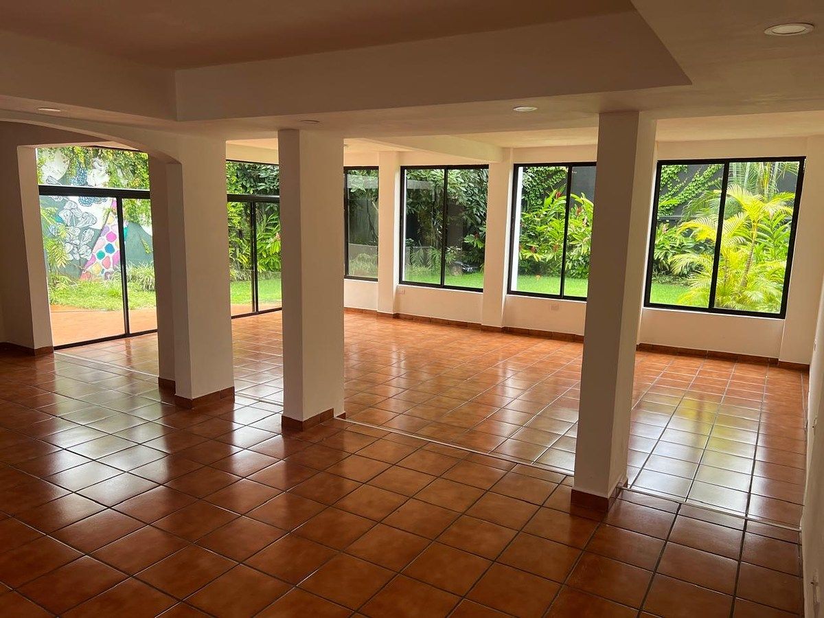 Casa en Alquiler – Zona 14 | Sector La Villa para oficina o vivienda
