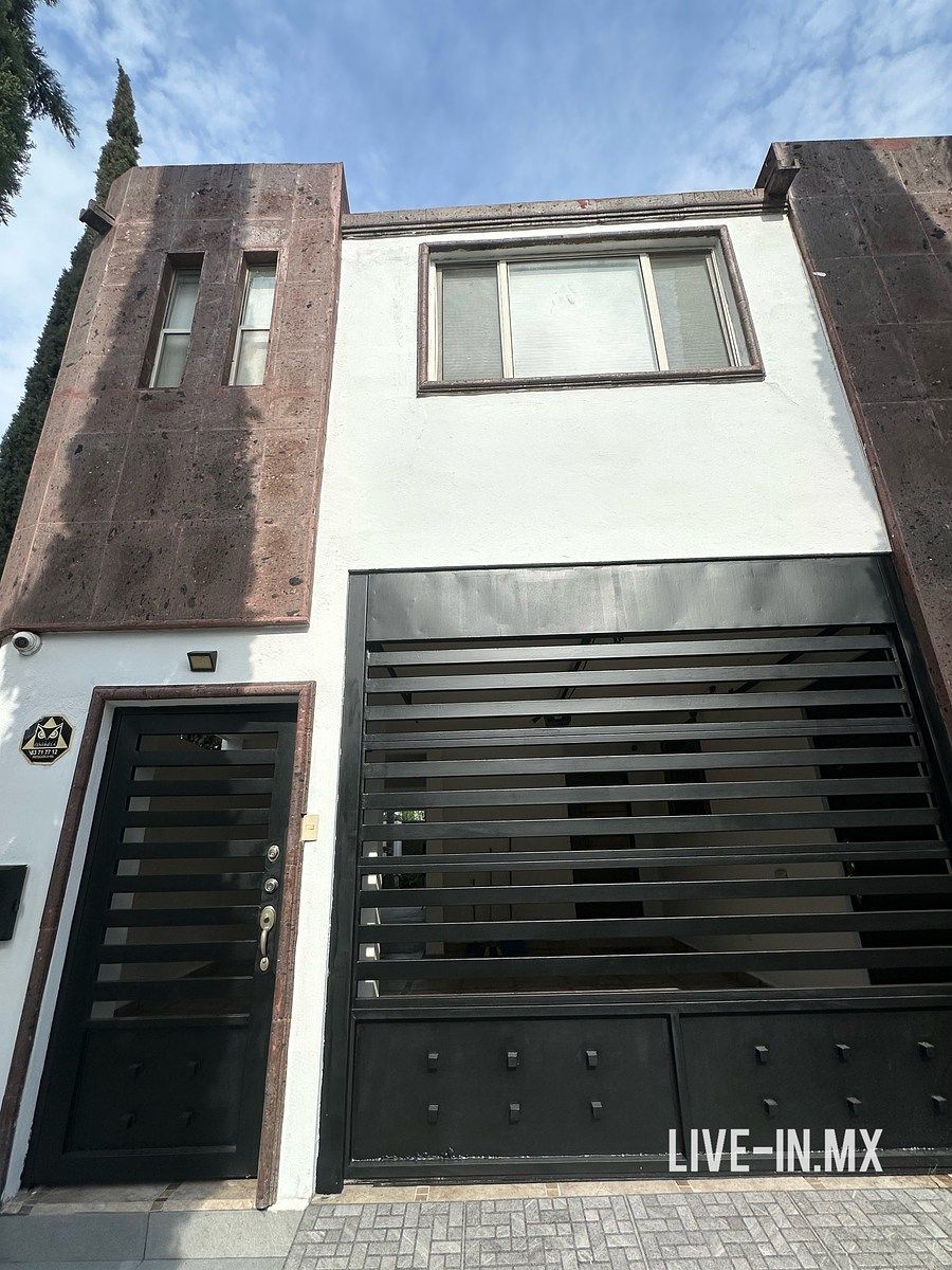 House with solar panels, corner, with surplus and semi-furnished, photo 1 of 25