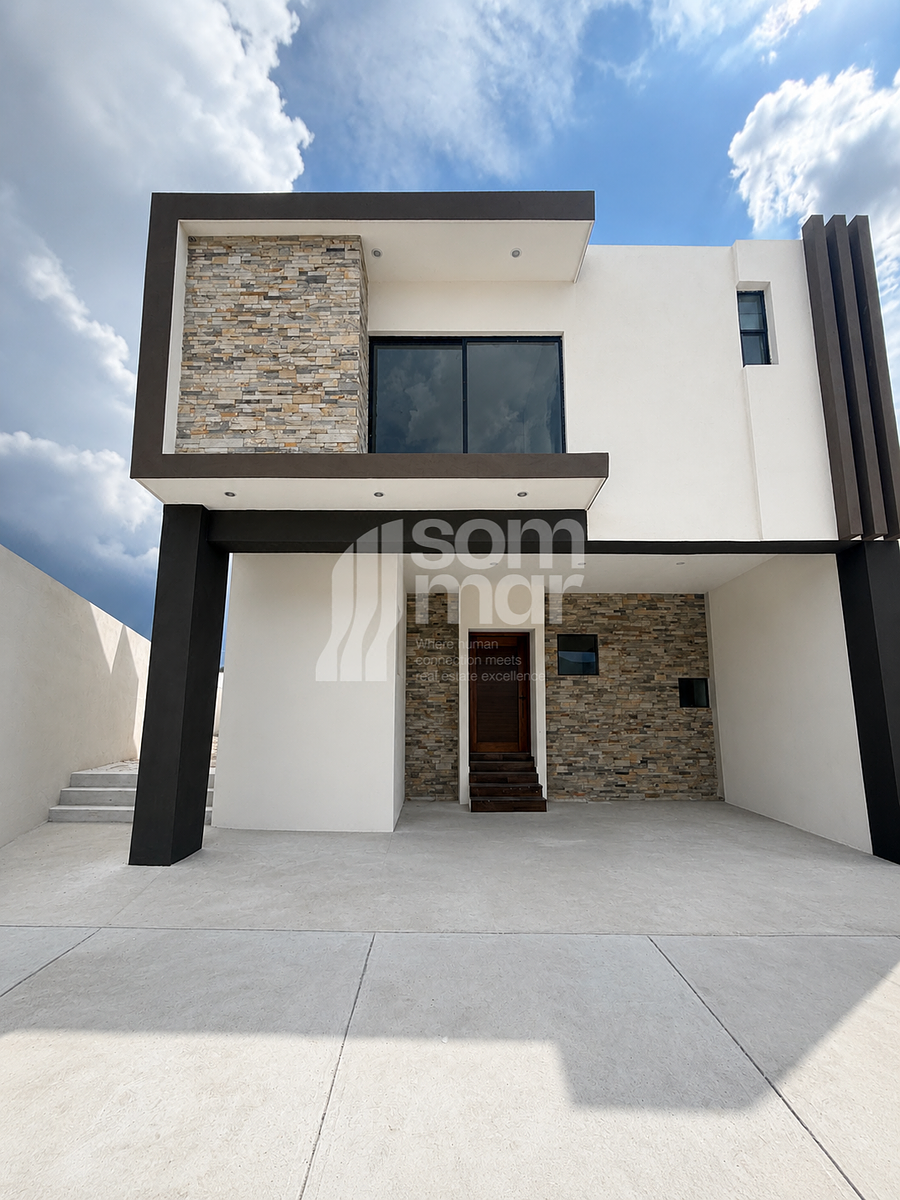 Casa con terreno excedente en Residencial Altavista y acceso por dos calles
