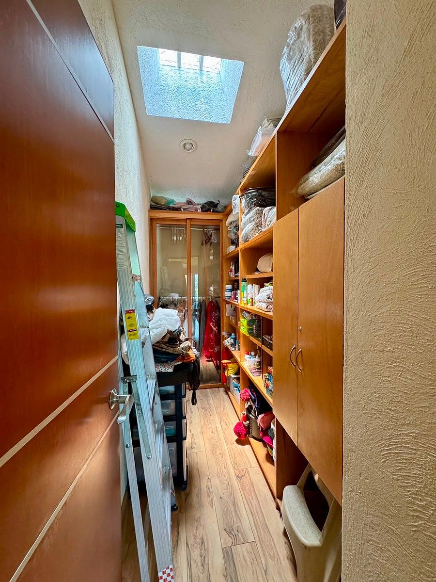 CLOSET EN ÁREA DE ESTAR, photo 26 of 50