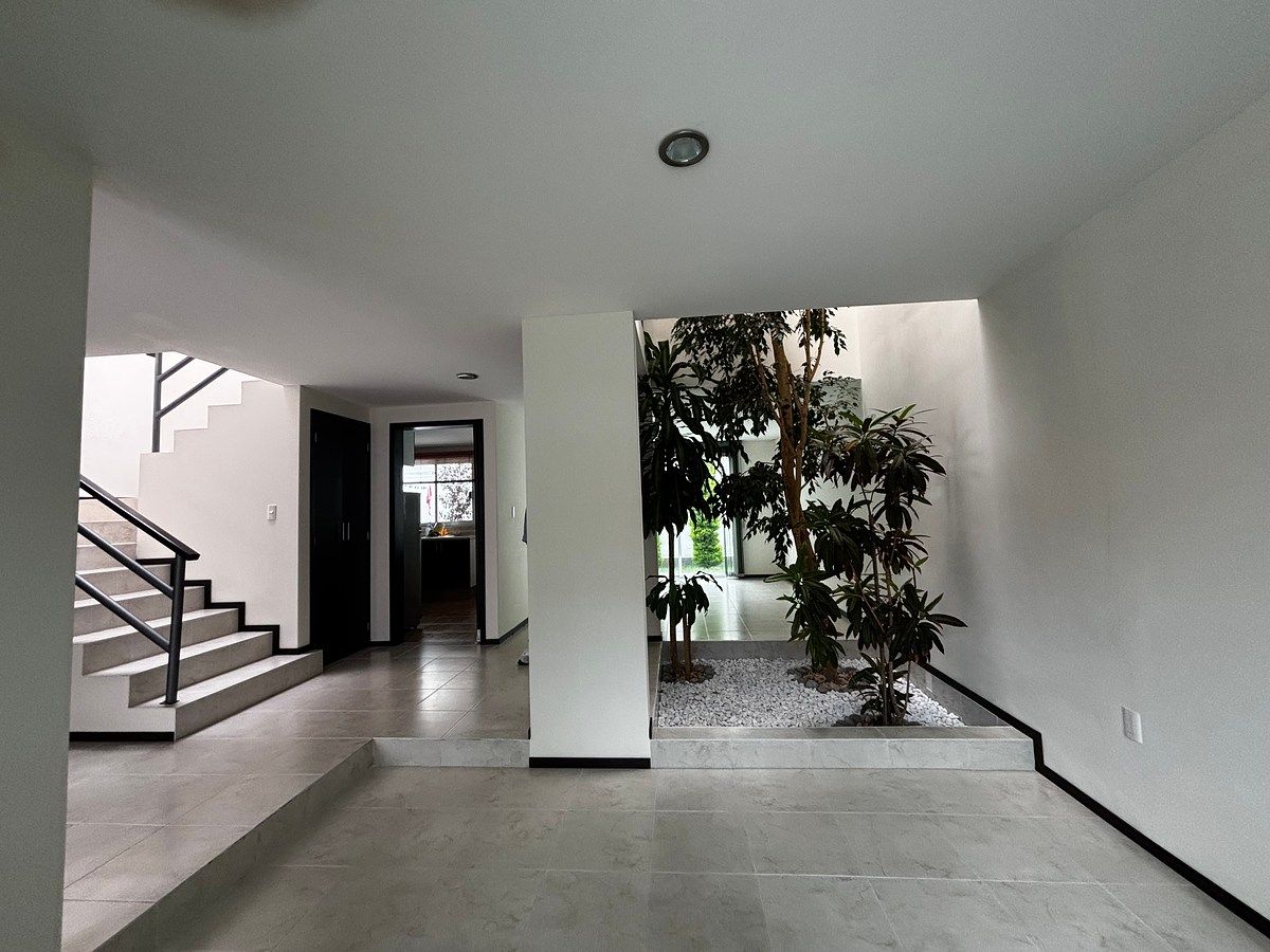 Casa à venda na privada San Juan muito perto da cidade do conhecimento e do Walmart, foto 1 de 15