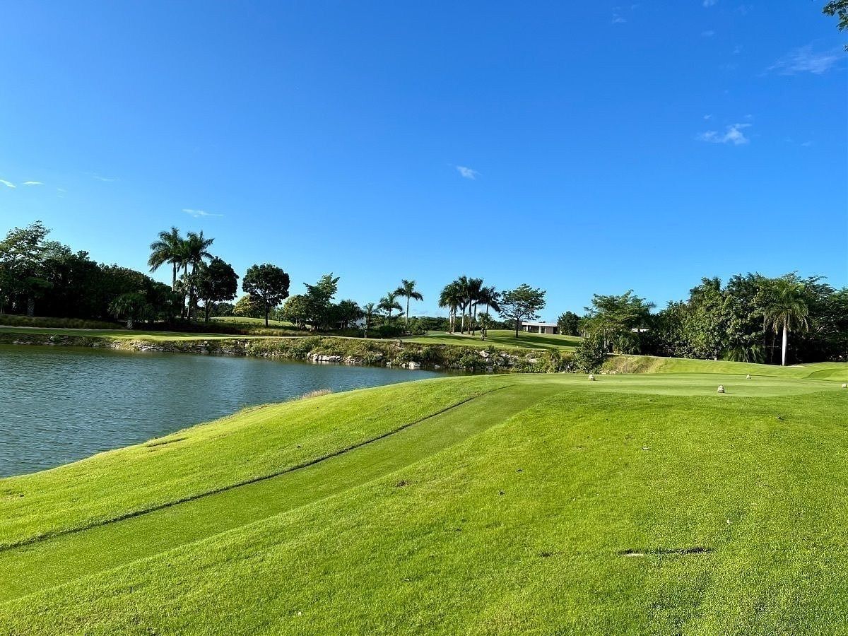 Terreno con vista al lago y campo de golf en Privada Kilil, Yucatán Country Club, foto 1 de 6