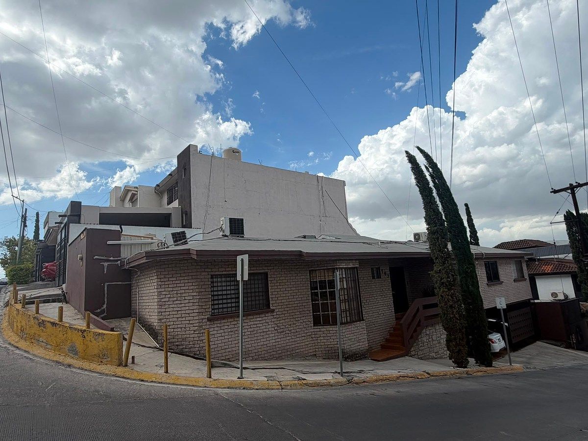 CASA À VENDA EM CUMBRES 4º SETOR, foto 1 de 31