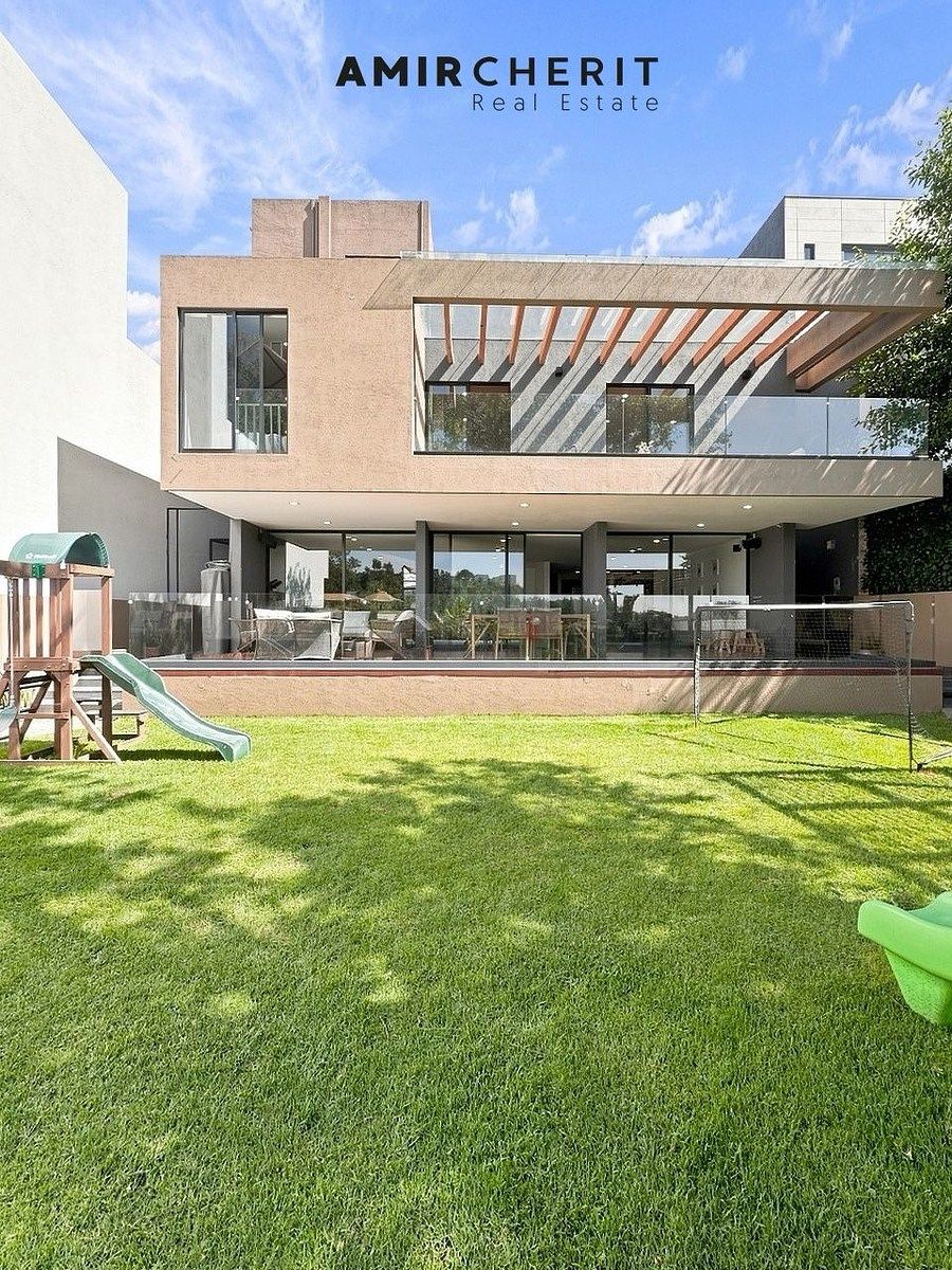 Residencia de Lujo en Bosque Real con Espectacular Jardín y Terraza, foto 1 de 24