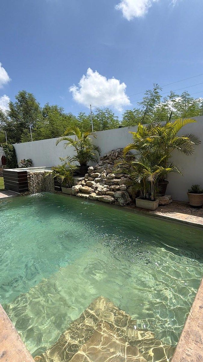 PISCINA CON CASCADA, foto 14 de 19