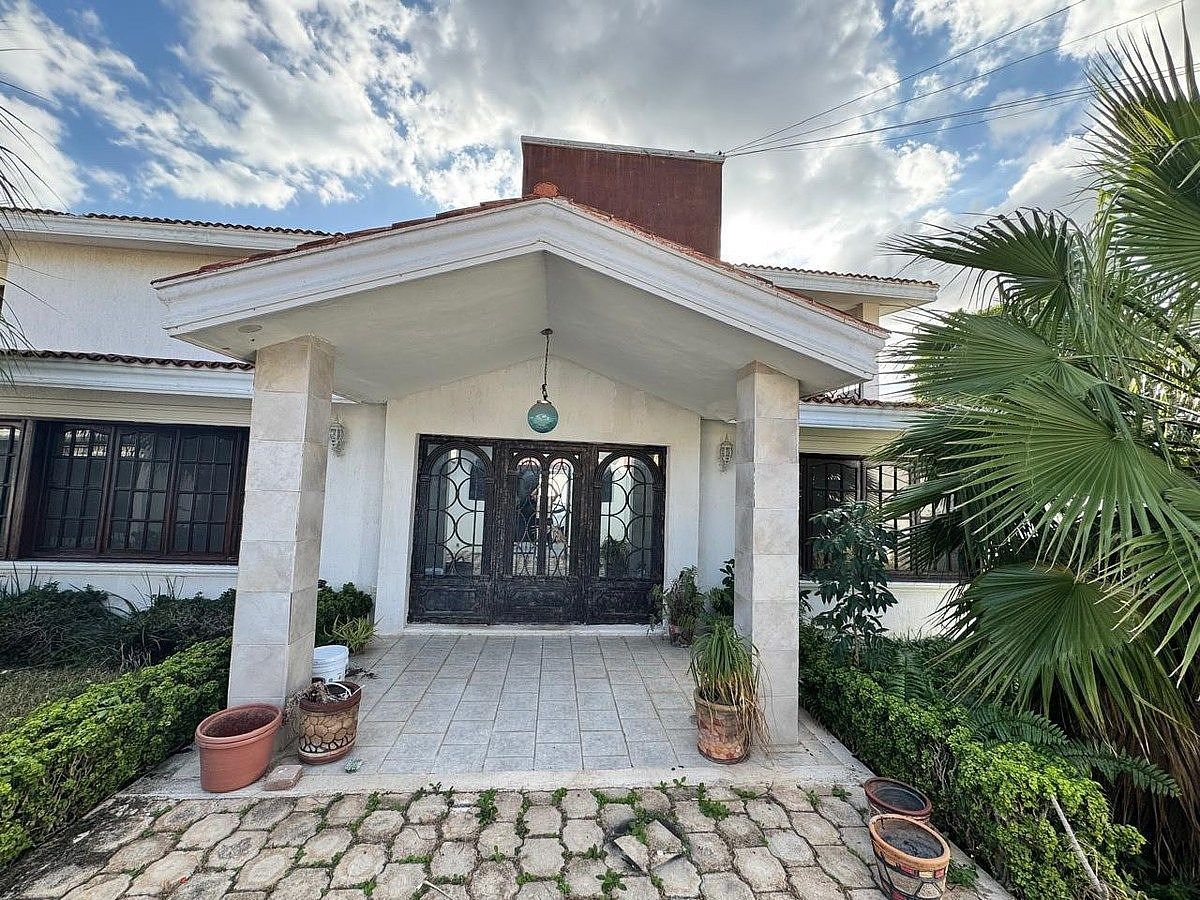 EN VENTA CASA CON 4 RECÁMARAS, AMPLIO TERRENO Y PISCINA | COL. JUAN B. SOSA - foto 1