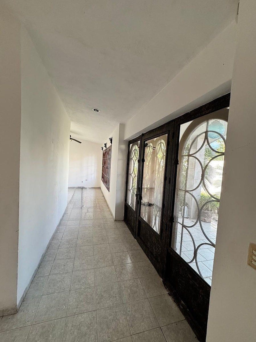EN VENTA CASA CON 4 RECÁMARAS, AMPLIO TERRENO Y PISCINA | COL. JUAN B. SOSA - foto 5