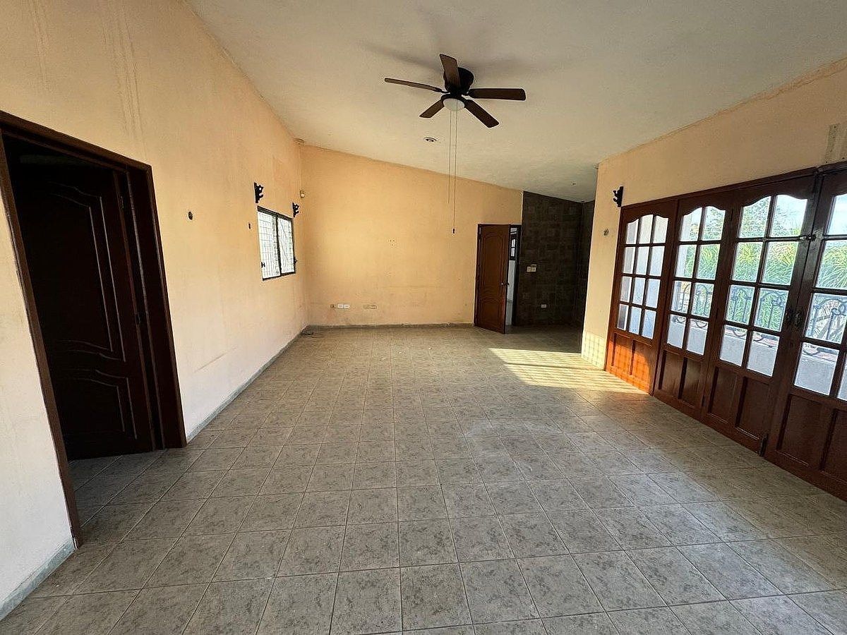 EN VENTA CASA CON 4 RECÁMARAS, AMPLIO TERRENO Y PISCINA | COL. JUAN B. SOSA - foto 4