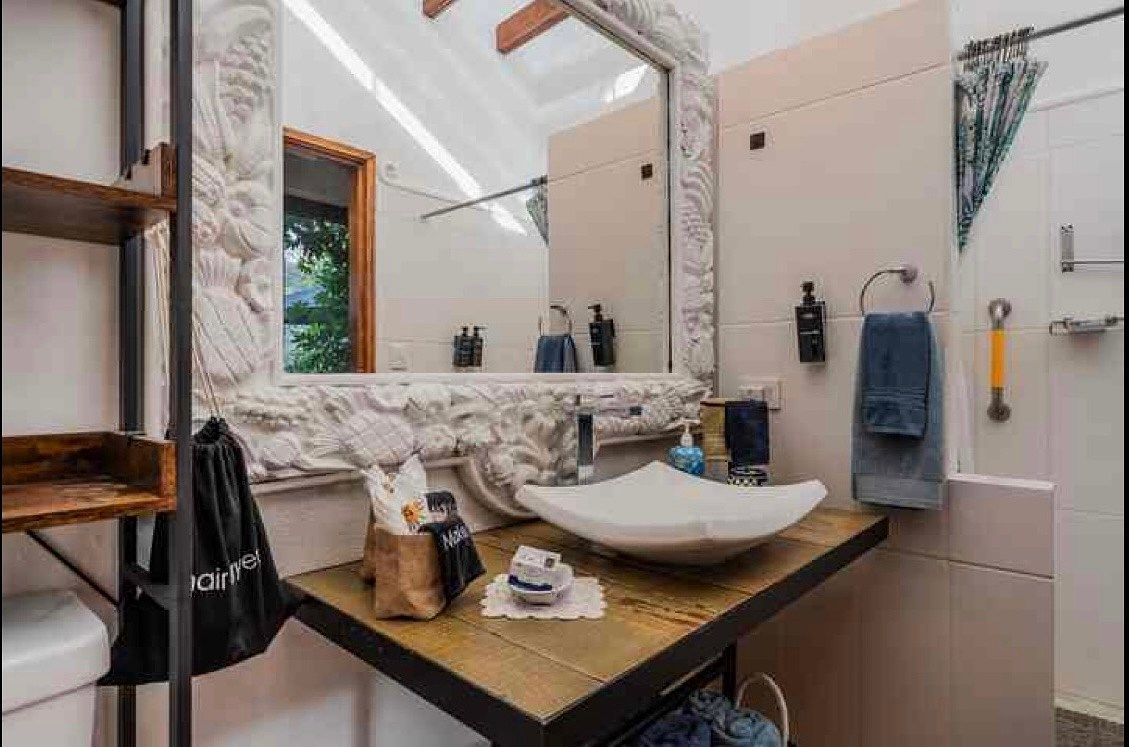 Bathroom 4, photo 13 of 34