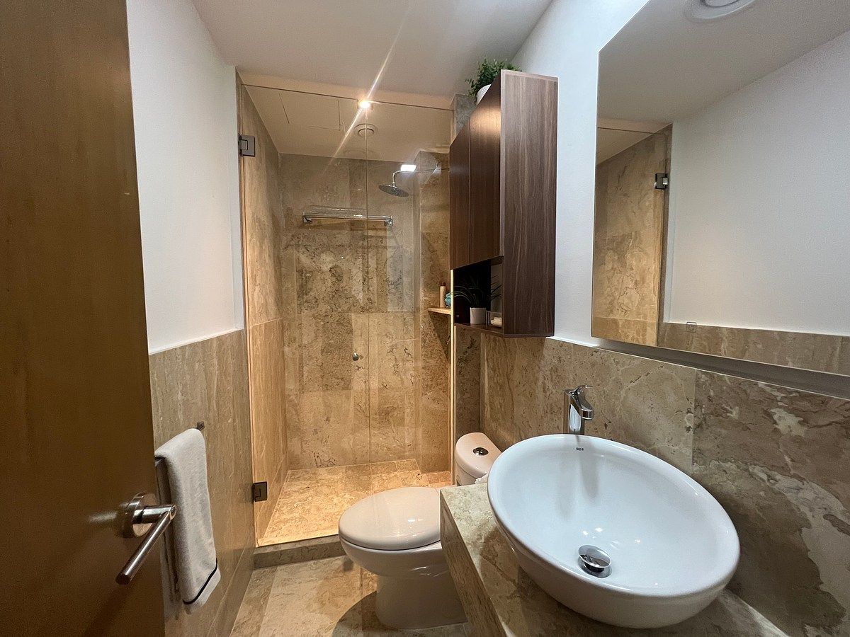 Baño completo de visitas, foto 13 de 26