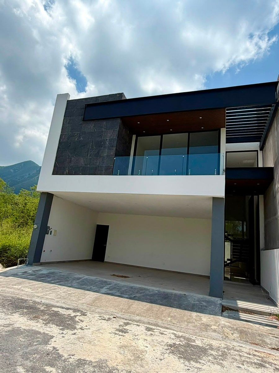 CASA À VENDA NA ESTRADA NACIONAL, foto 1 de 13