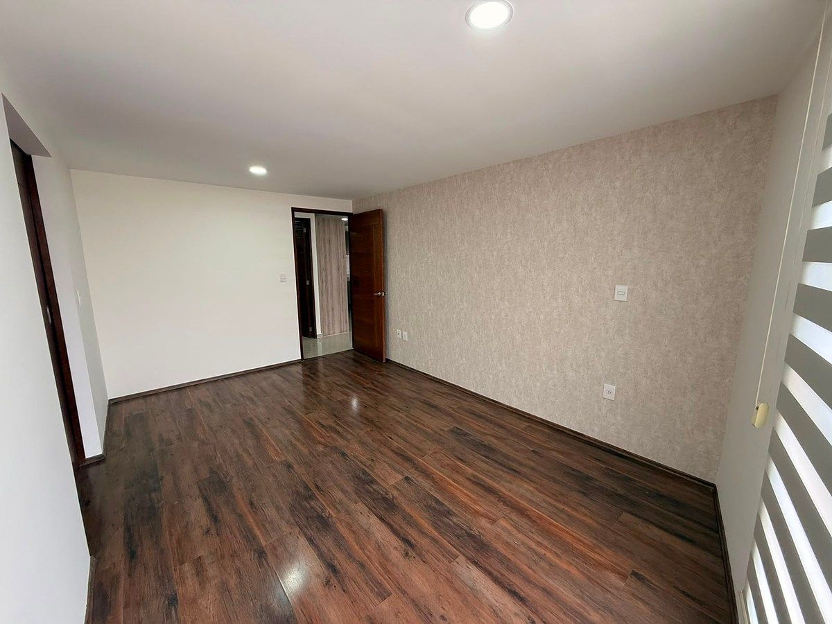 Recámara principal con vestidor y baño, foto 3 de 11