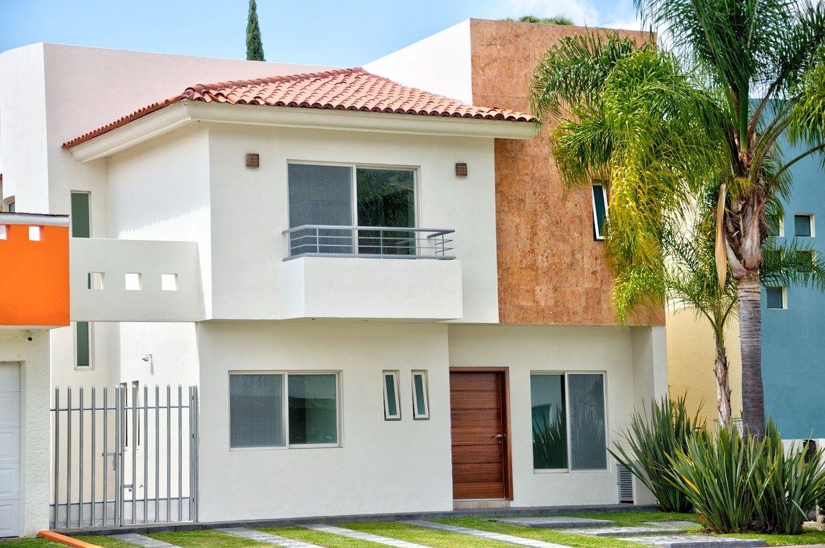 MODERN HOUSE WITH A LARGE GARDEN, photo 1 of 8