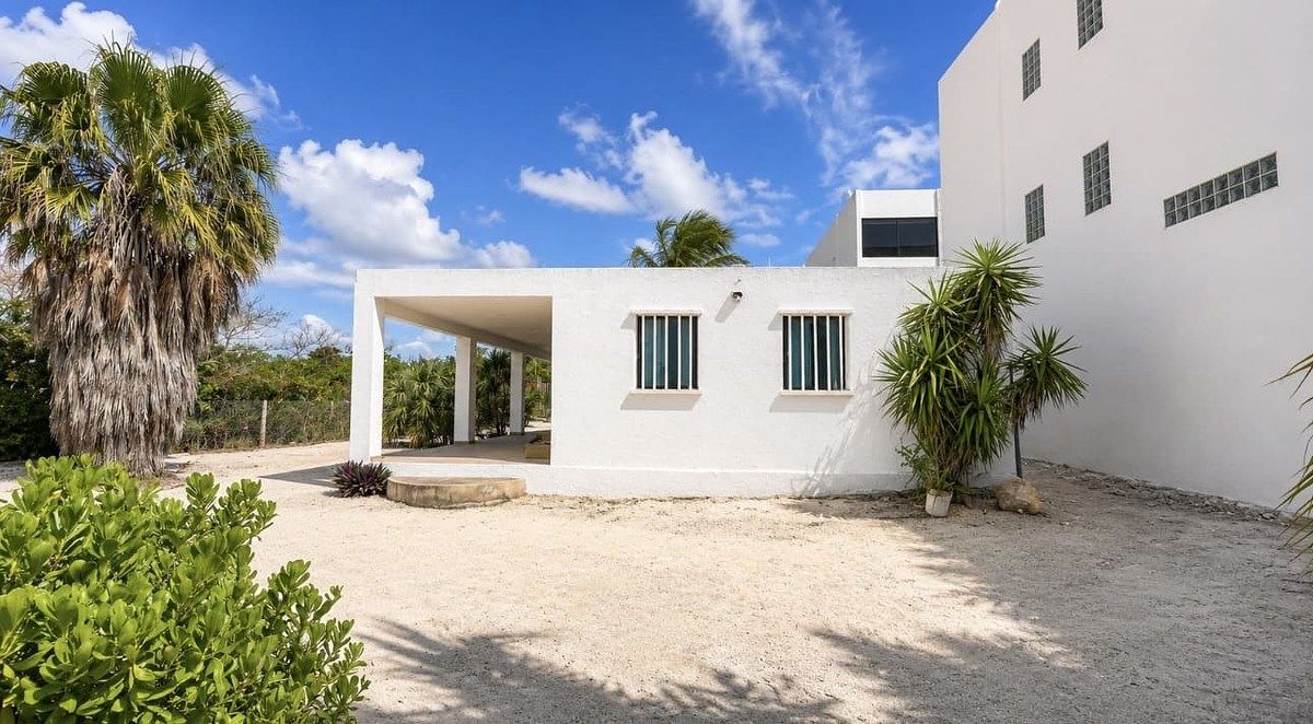 House with a plot of 860 m² near the beach in Chelem, photo 1 of 11