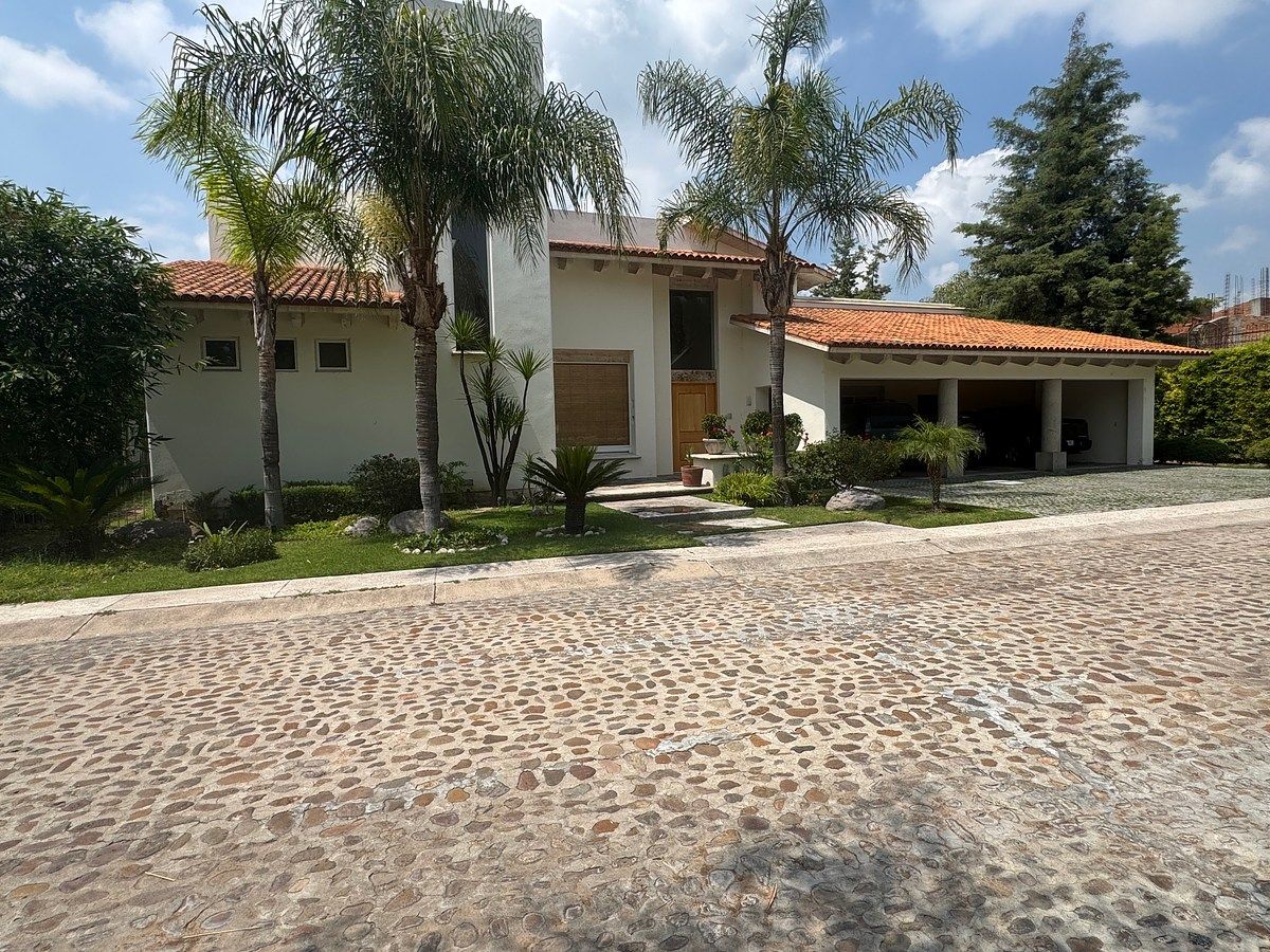 House for sale in Rancho San Antonio with a large garden and terrace, photo 1 of 49