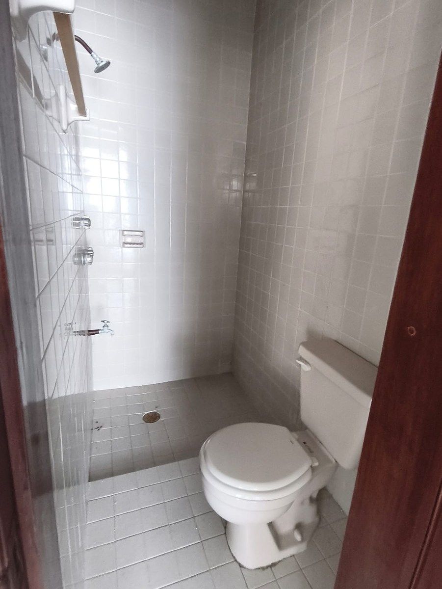 Baño del cuarto de lavado, photo 8 of 16