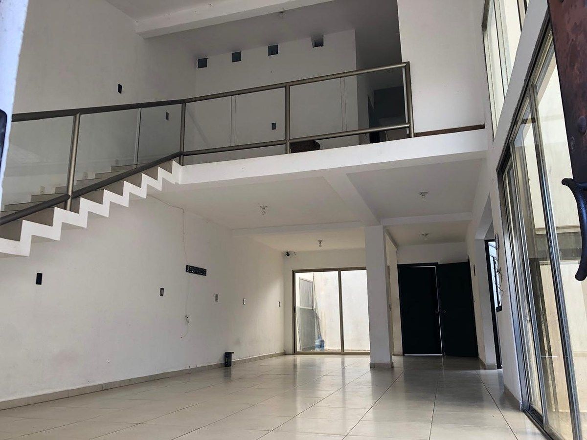 Casa à venda com quarto no andar térreo, muito perto da UNICACH, foto 1 de 37