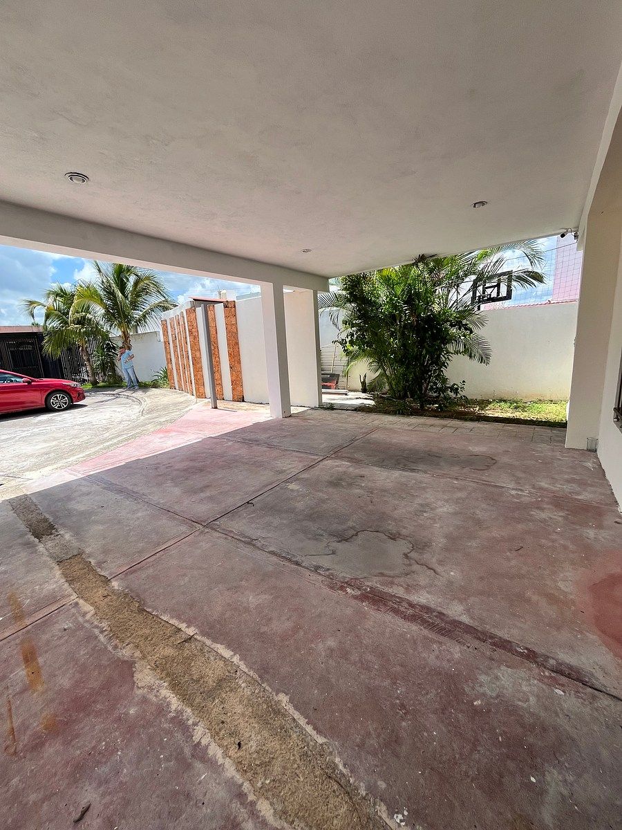 House with pool and covered garage, photo 1 of 22