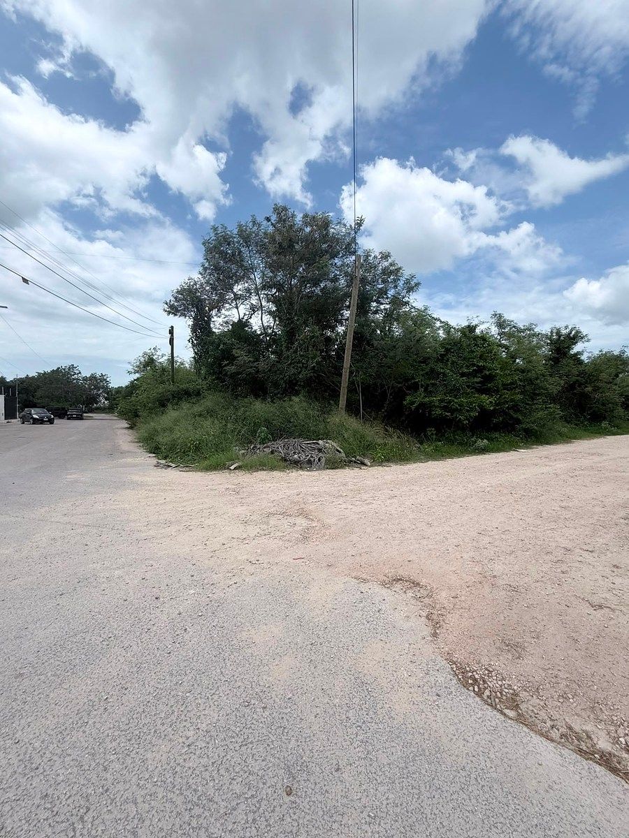 TERRENO AMPLO À VENDA A ALGUNS QUARTEIRÕES DO SUPER AKI LAS AMERICAS, MERIDA, foto 1 de 3