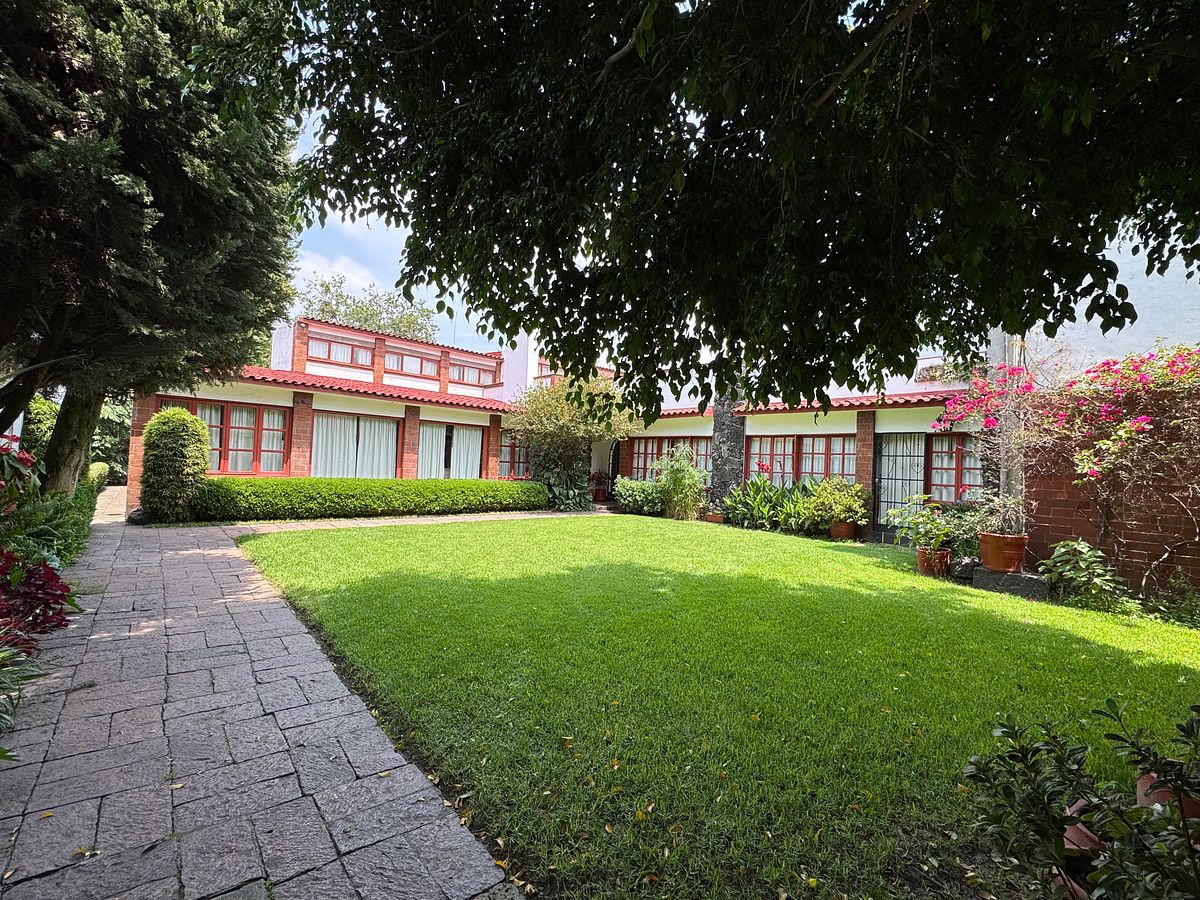 Casa con amplio jardín y departamento independiente en Tlalpan Centro, foto 1 de 45